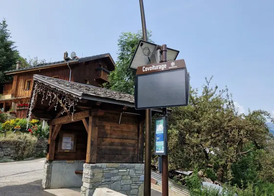 Station de covoiturage à Courchevel avec panneau d'affichage
