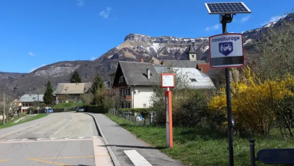 Borne de covoiturage en montagne avec panneau solaire